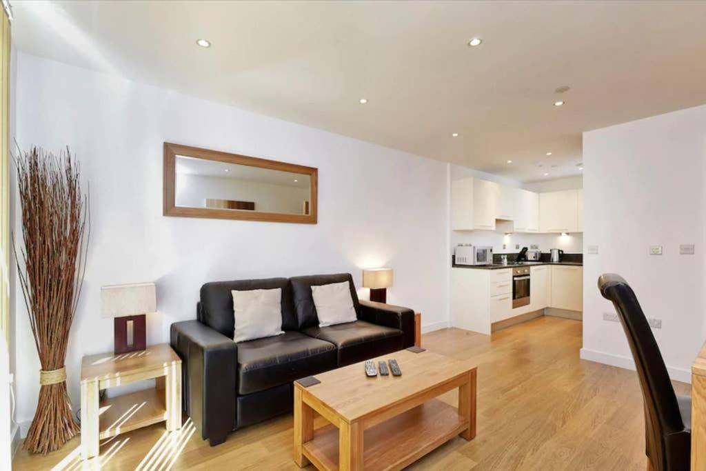 Modern Apartment At Slough Station, London In 18 Mins! Exterior foto